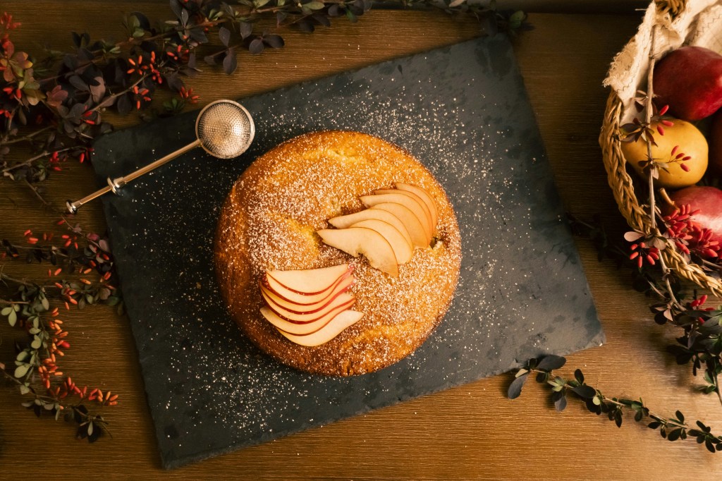 Torta di pere e mele: scopri qui sotto la ricetta. Non servono uova! È semplice e&nbsp;veloce