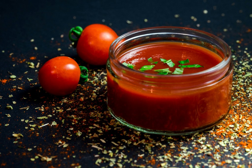 Ketchup fatto in casa: la ricetta è facilissima. Prova la versione vegana! Piacerà a&nbsp;tutti