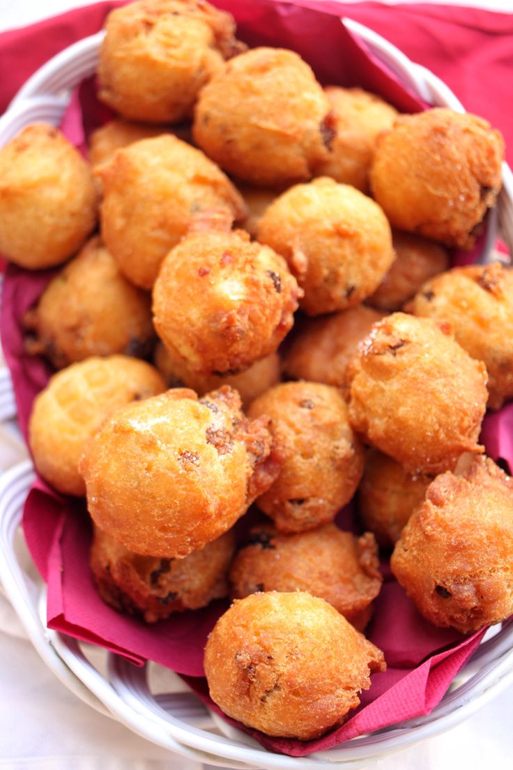 Frittelle di ceci: la ricetta aromatizzata con salvia e rosmarino che piacerà a tutti! Sono buonissime. Ti bastano pochi&nbsp;minuti