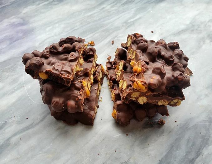 Tavoletta di cioccolato fatta in casa: usa i ceci arrostiti! Assaggia questo cioccolato diverso dal solito. È super proteico e&nbsp;buonissimo