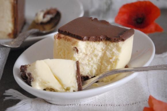 Torta light vaniglia e cioccolato: è senza uova e facilissima da fare! Non devi usare neanche il forno! Provaci&nbsp;subito