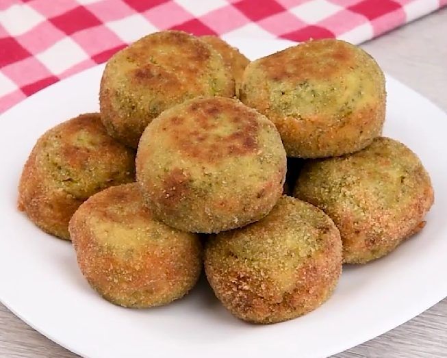 Polpette di broccoli: la ricetta senza uova da fare in pochi minuti! Sono sane e super sfiziose! Piacciono a tutta la&nbsp;famiglia