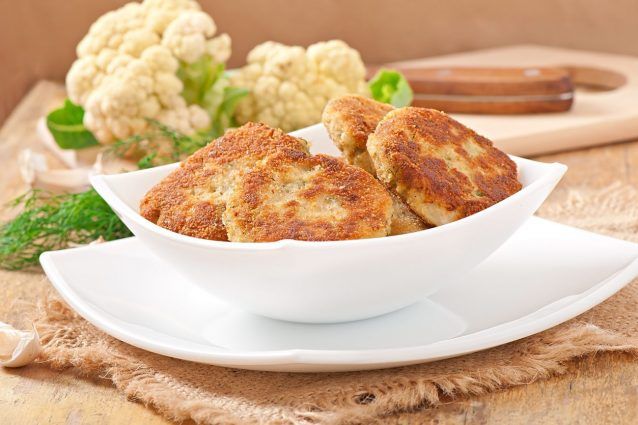 Cotolette di cavolfiore: la ricetta senza uova facile e veloce da fare subito! Sono più gustose della&nbsp;carne