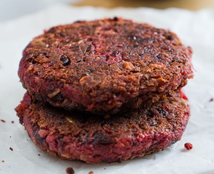 Burger di barbabietole: aggiungi i fagioli! Senza uova sono ancora più buoni! Scopri la ricetta facile e veloce che piacerà più della&nbsp;carne