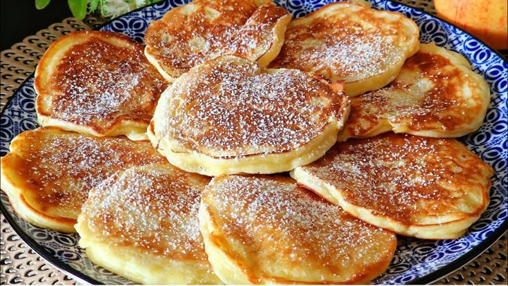 Pancake alla mela: ecco la ricetta light senza uova per una colazione irresistibile! Sono pronti in 5&nbsp;minuti
