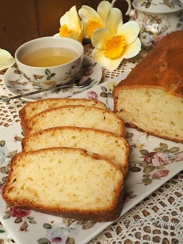 Plumcake all’acqua: il dolce senza uova e senza burro da fare in 5 minuti! È irresistibile e perfetto per&nbsp;colazione