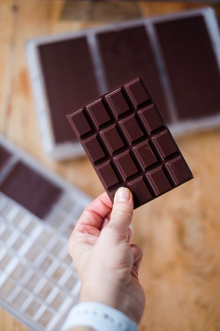 Tavoletta di cioccolato light: scopri la ricetta da fare a casa! È pronta in pochi minuti. È facilissimo e piace anche ai&nbsp;bambini