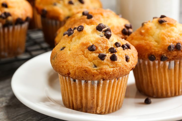 Muffin light e senza uova: usa le gocce di cioccolato! Sono deliziosi e facilissimi da fare! Ti bastano pochi&nbsp;minuti