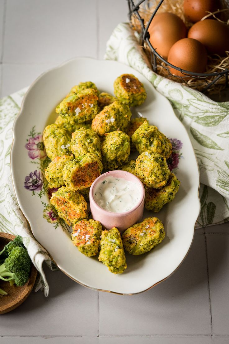 Crocchette di broccoli: la ricetta sana e nutriente che piace ai bambini! Devi solo cuocerle in forno. Bastano pochi&nbsp;minuti