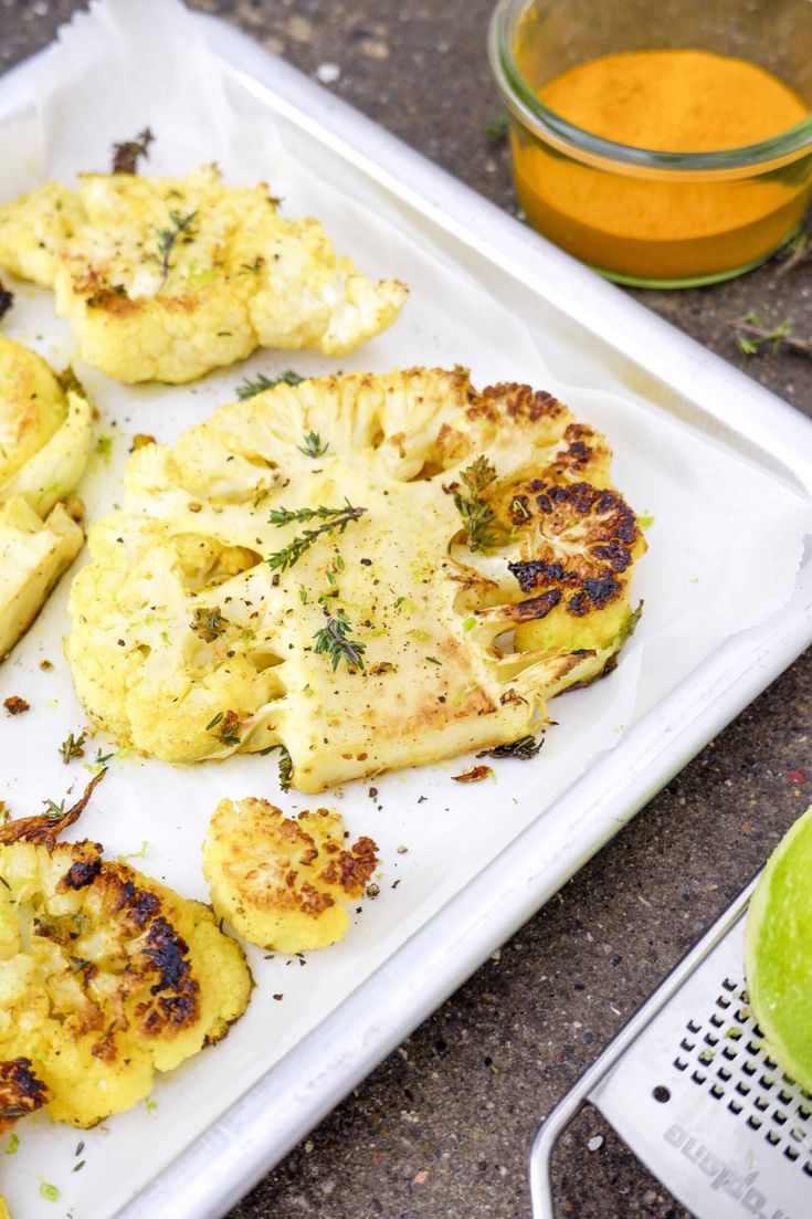 Bistecca di cavolfiore: è più buona della carne! Scopri il nuovo modo di cucinare la verdura. Piacerà anche ai&nbsp;bambini