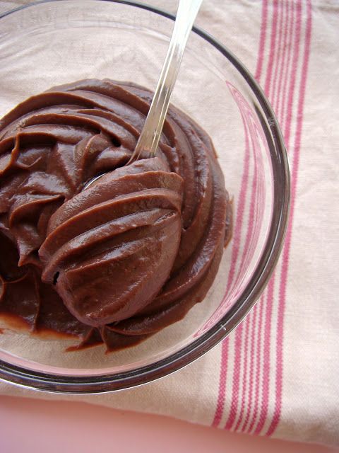 Crema al cioccolato: scopri la ricetta fatta in casa senza uova! La prepari in pochi minuti e i tuoi dolci delle Feste saranno irresistibili