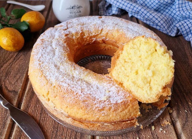 Ciambellone soffice al limone: non devi usare neanche 1 uovo! Scopri la ricetta light da fare in 5 minuti. È morbido e&nbsp;profumato