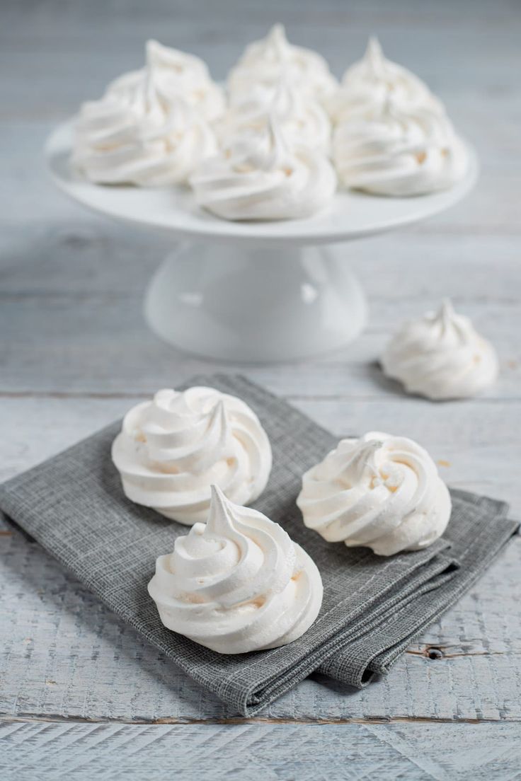 Meringhe light: la ricetta senza uova da fare in pochi minuti! Bastano 2 ingredienti. Sono&nbsp;irresistibili