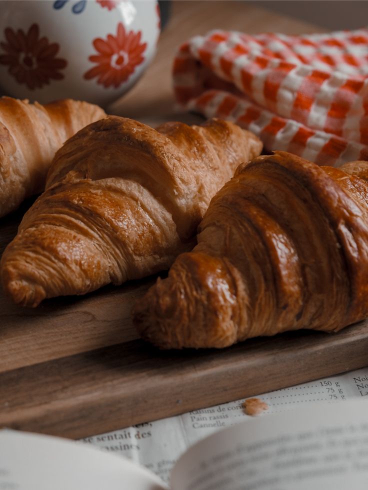 Cornetti fatti in casa: sono senza uova e senza burro! Sono facilissimi da fare. Scopri la ricetta&nbsp;light