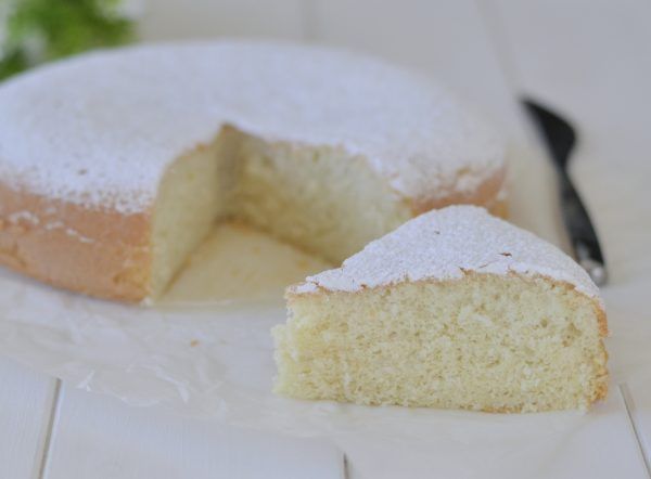 Torta tenerina bianca: il dolce senza uova e senza burro da fare in 5 minuti. Prova la versione light! È&nbsp;irresistibile