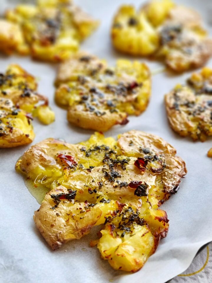 Schiacciatelle di patate al forno: ecco la ricetta croccante e irresistibile! Sono pronte in pochi&nbsp;minuti