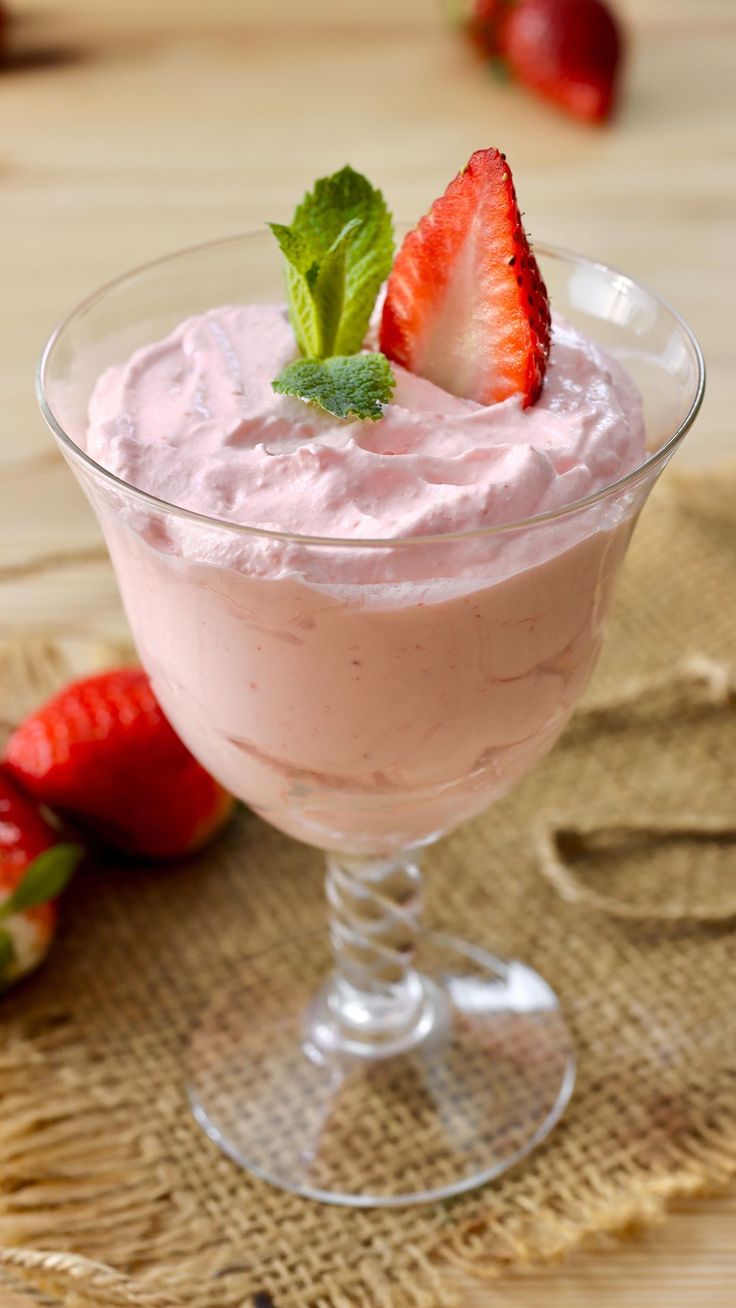 Mousse alle fragole: la ricetta light super golosa da fare prima di subito! Piace a grandi e&nbsp;piccini