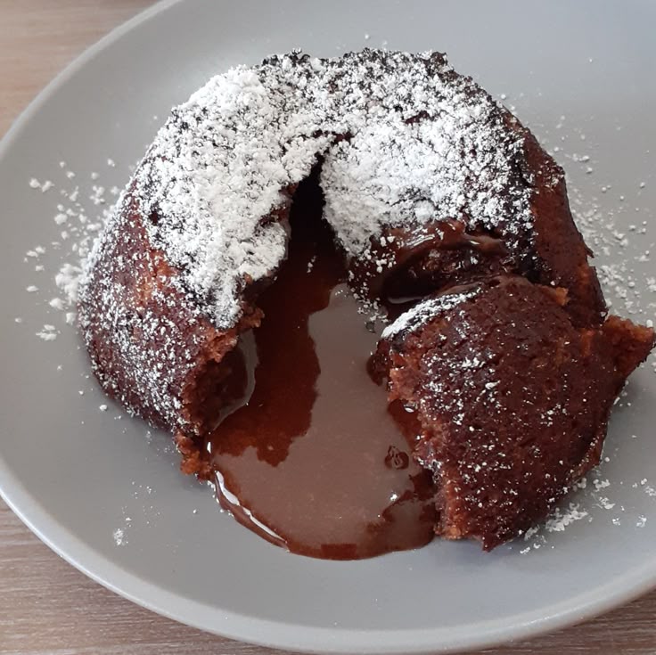 Tortino light al cioccolato dal cuore morbido: senza uova e senza burro! Scopri la ricetta più buona che c’è. È&nbsp;irresistibile