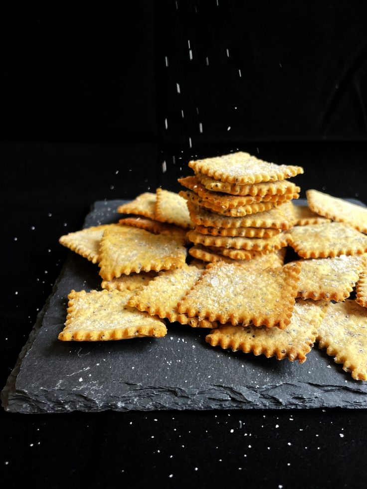 Crackers fatti in casa: la ricetta con la farina di ceci super leggera per uno snack croccante e irresistibile. Ti bastano solo 15&nbsp;minuti