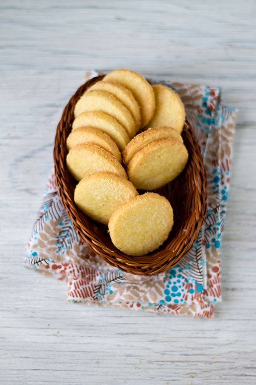 Biscotti fatti in casa: la ricetta senza uova, burro e farina! Ti bastano solo 2 ingredienti. Sono perfetti a&nbsp;colazione