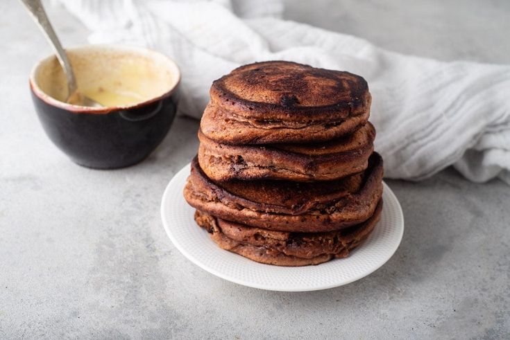 Pancake di mele: scopri la ricetta senza uova per una colazione sana e veloce! Aggiungi il cioccolato e piaceranno anche ai&nbsp;bambini