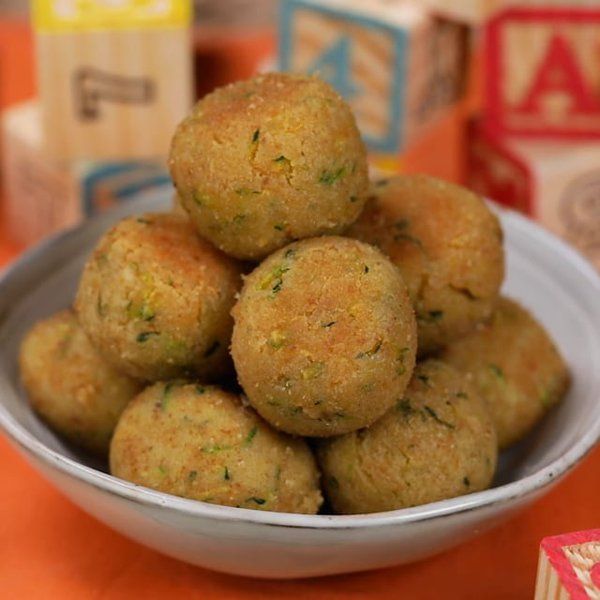 Polpette di zucchine: sono più buone della carne! Non devi usare neanche 1 uovo. Sono così croccanti che piacciono a grandi e&nbsp;piccini