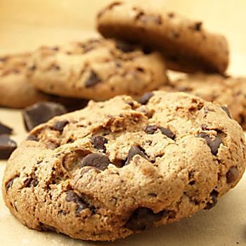Biscotti con gocce di cioccolato: niente uova! Devi usare solo 3 ingredienti. Sono così buoni che uno tira&nbsp;l’altro