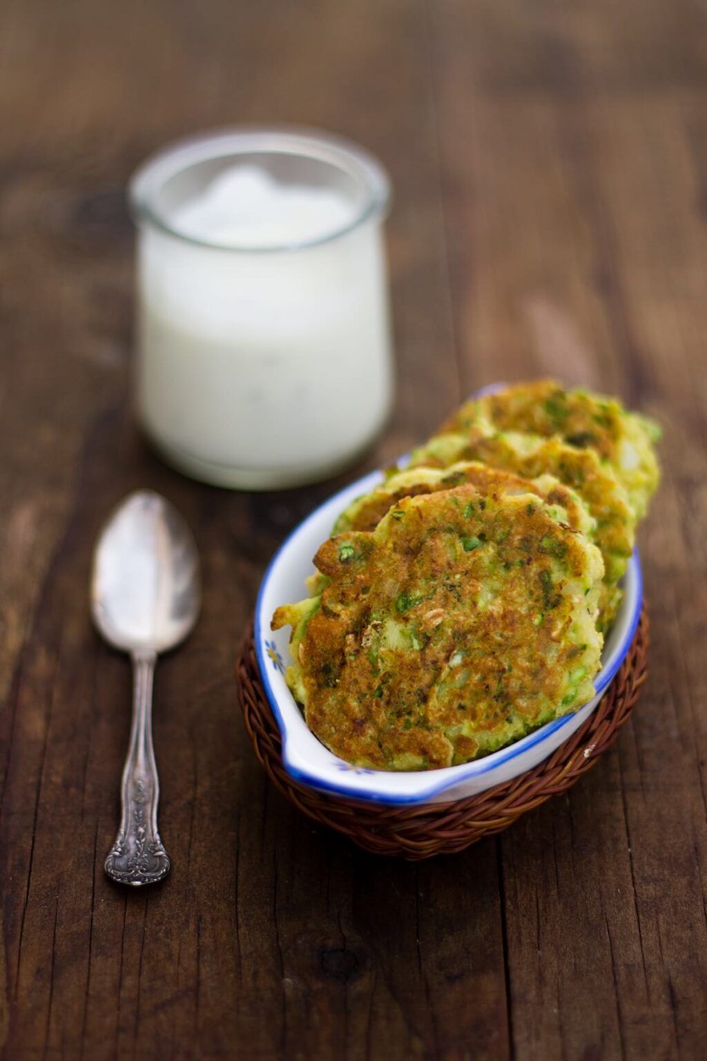 Burger di zucchine e ceci: nessuno ti chiederà più carne! Usa anche questa salsa allo yogurt, è&nbsp;irresistibile
