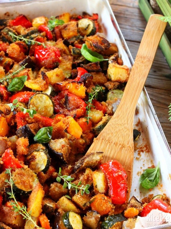 Verdure al Forno: ti serve 1 Melanzana, 1 Zucchina e 1 Cipolla! Aggiungi i Ceci e sarà una vera prelibatezza! Rendi tutto più buono con la Salsa Tahina