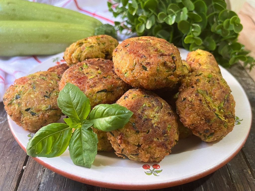 Crocchette di Zucchine: scopri la ricetta facile e veloce perfetta per l’estate! Non mangerai più&nbsp;carne