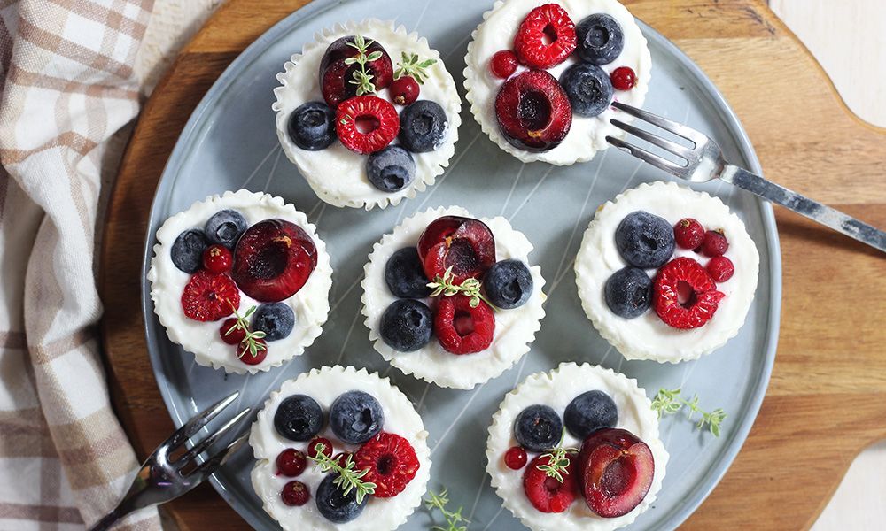 Mini cheesecake al cocco e frutti di bosco: la ricetta light e senza cottura che piace a grandi e&nbsp;piccini