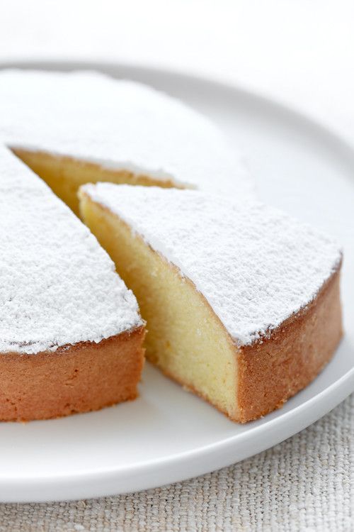 Torta 5 minuti: la ricetta senza uova e burro super soffice e facile da fare. Il suo profumo di vaniglia e limone è&nbsp;irresistibile!