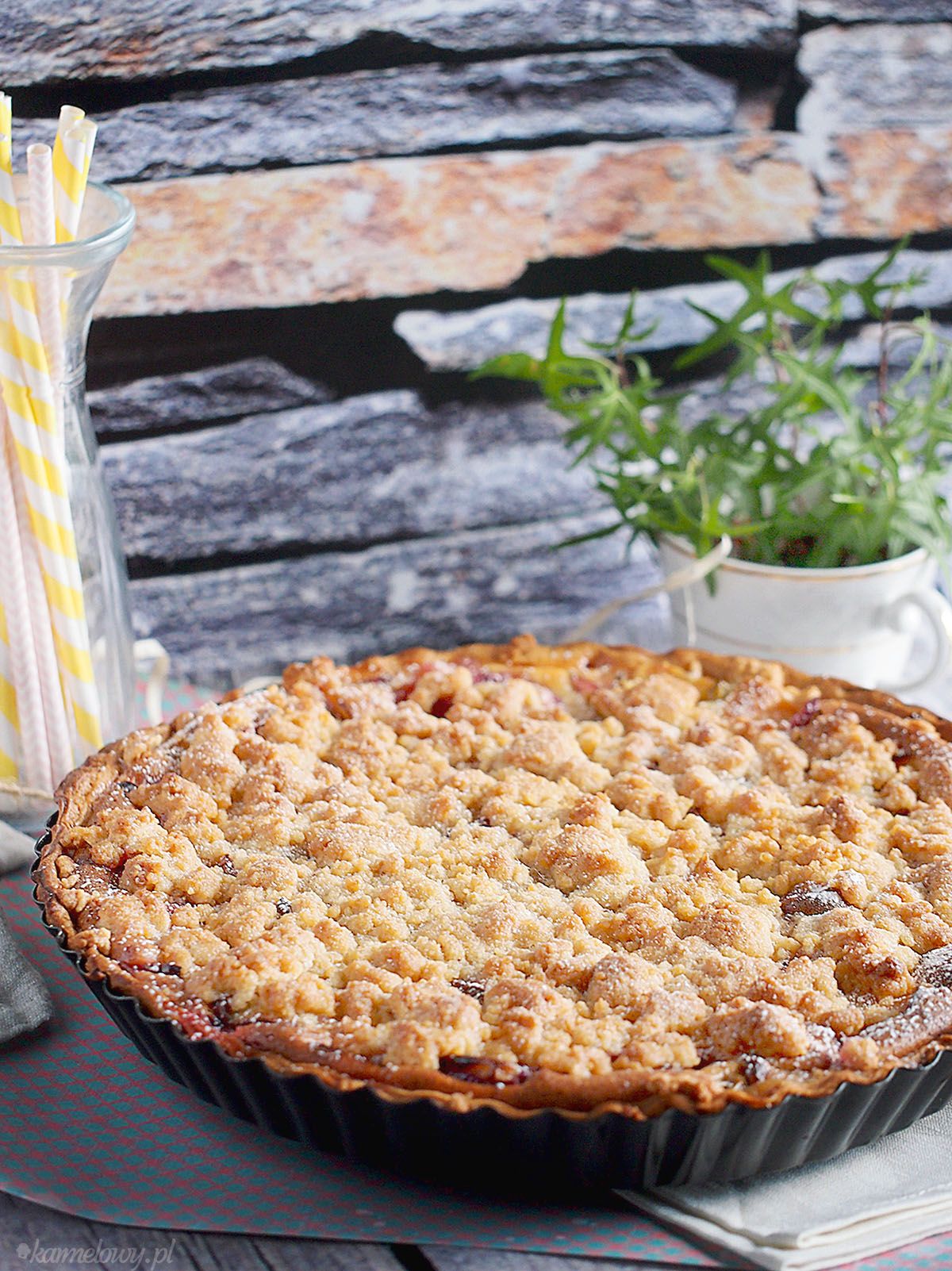 Torta Crumble alle Pesche: non servono uova e burro! Provala subito, è croccante e con un cuore morbido che piace a grandi e piccini