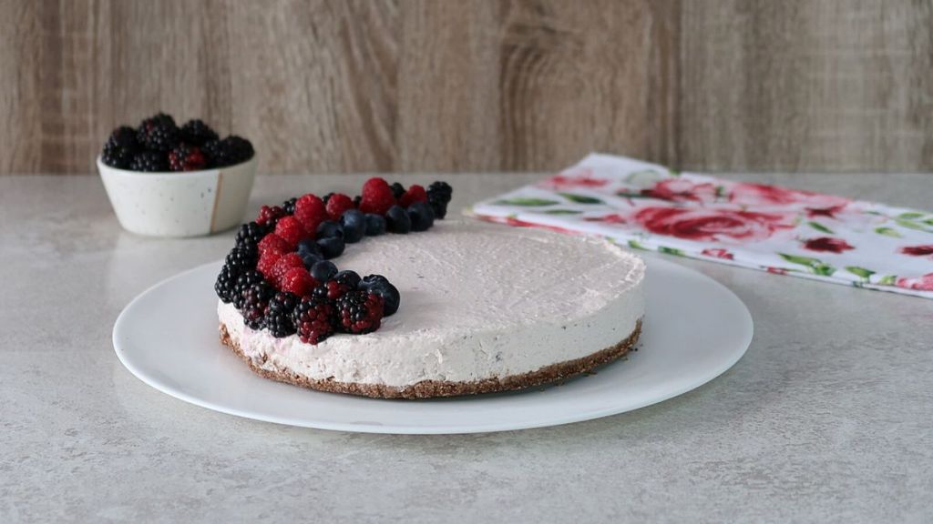 Cheesecake al cocco e frutti di bosco: ecco il dolce vegano che piace ai bambini! Prova la ricetta senza cottura e senza zucchero&nbsp;raffinato