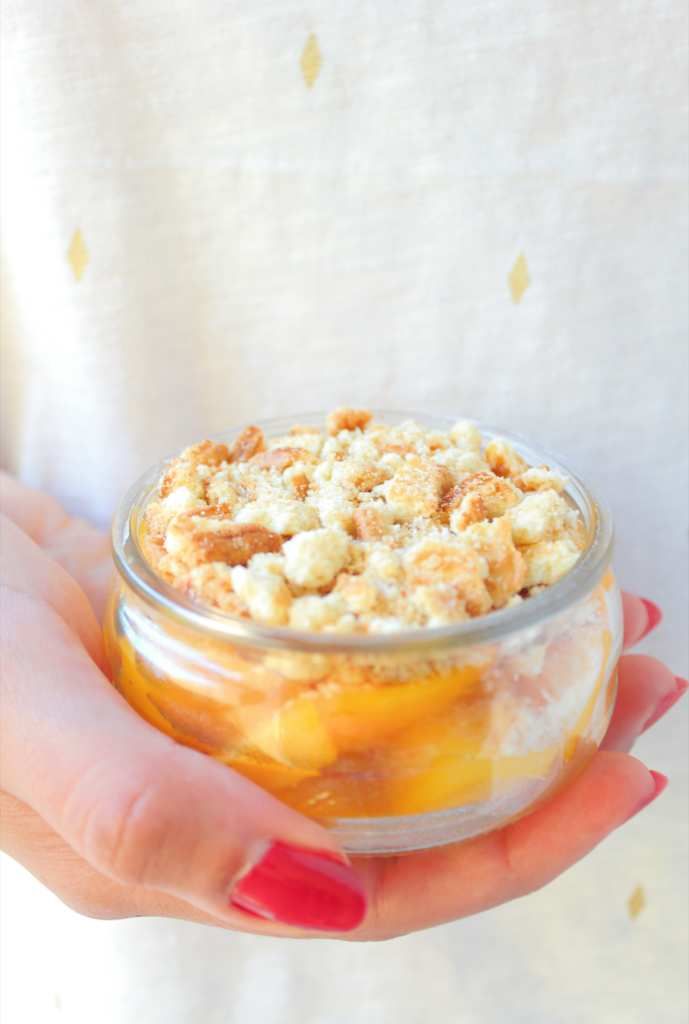 Crumble di Pesche e Mandorle: non serve nessuna cottura! Scopri la ricetta light da fare&nbsp;subito