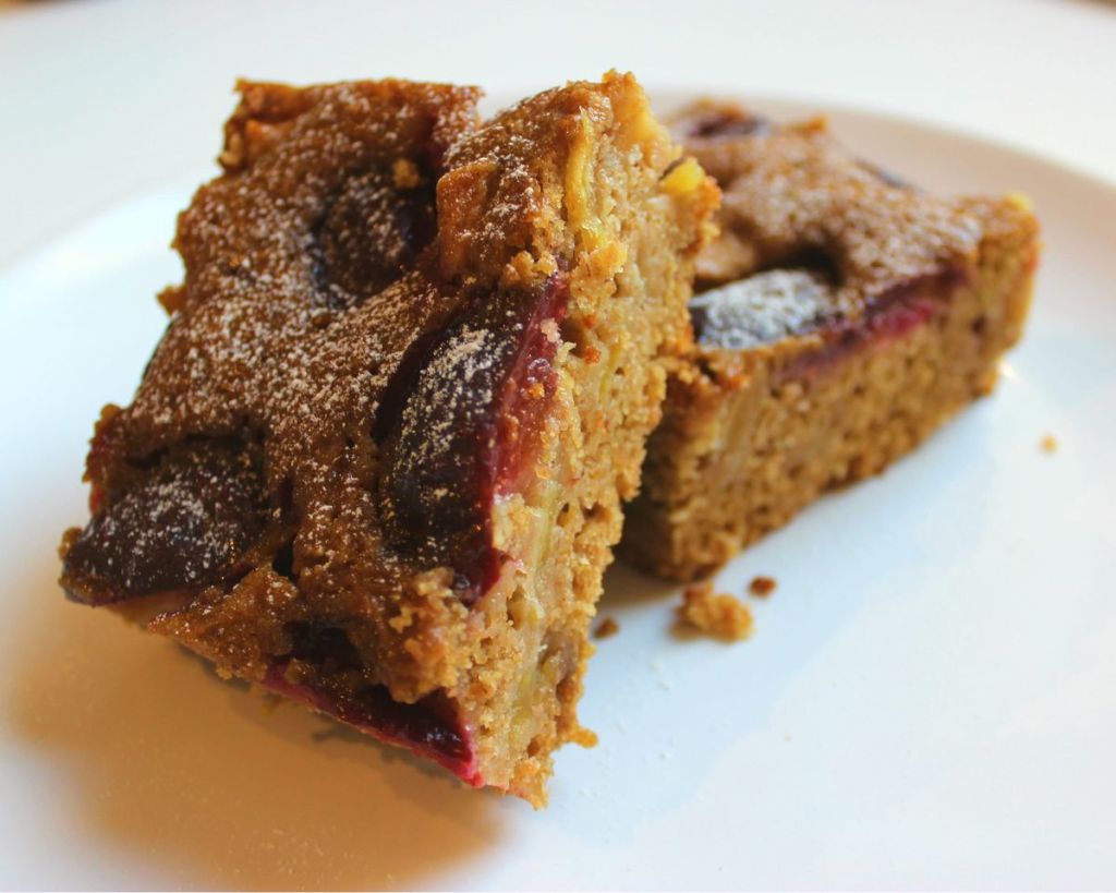 Torta di mele con farina integrale: insieme alle prugne diventerà il dolce preferito di tutta la famiglia! È pronta in pochi minuti e non servono&nbsp;uova