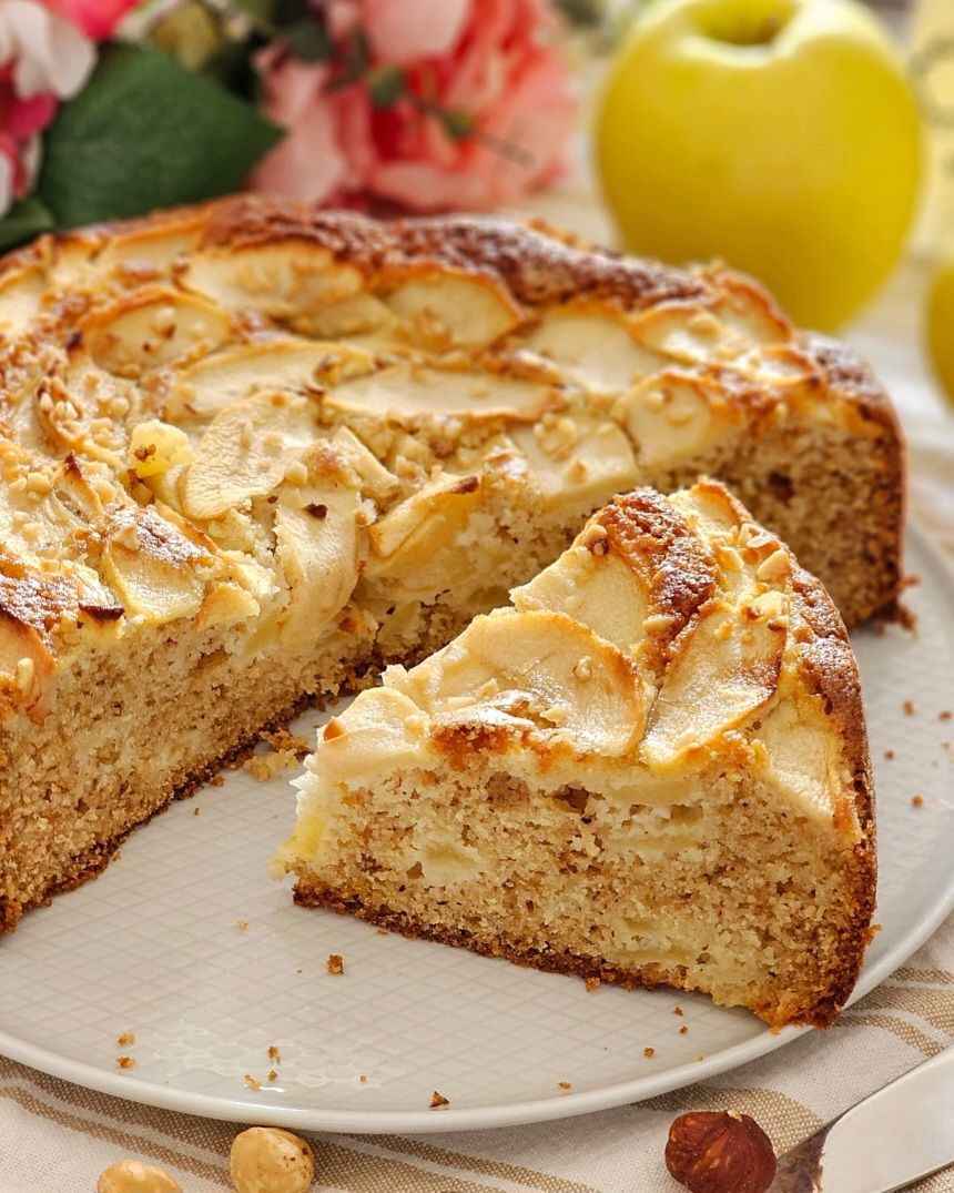 Torta light di mele e nocciole: niente uova nell’impasto! Ecco come prepararla in 5&nbsp;minuti