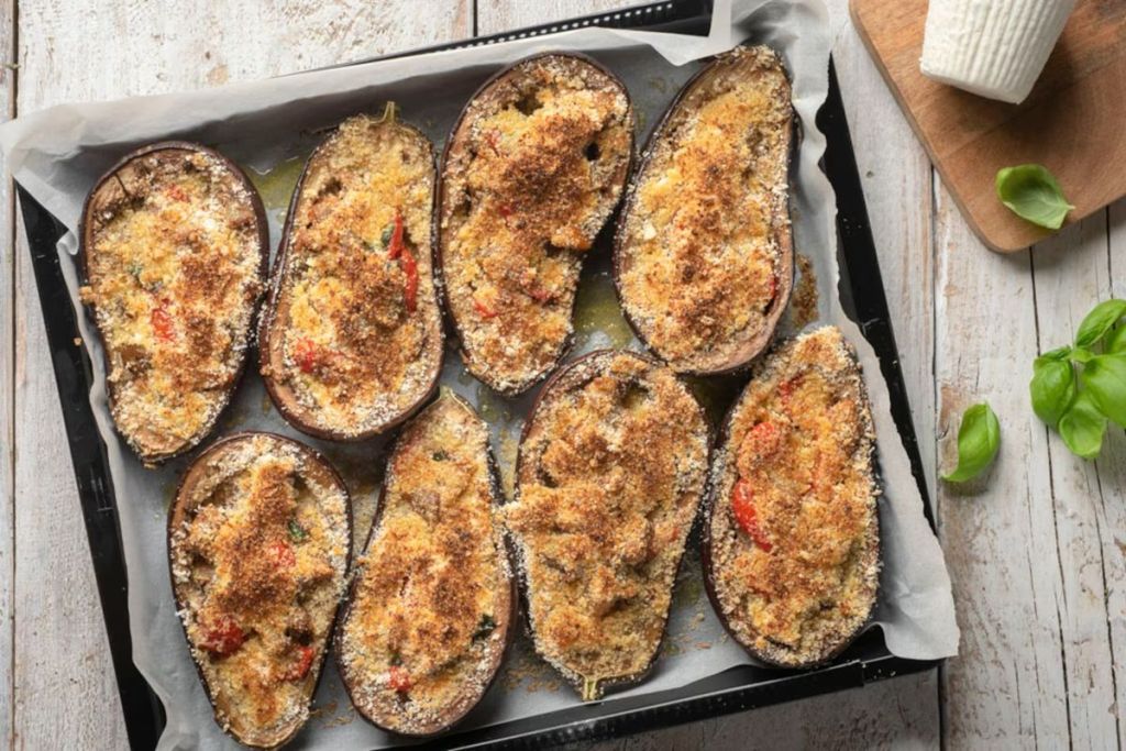 Melanzane ripiene al forno: scopri la ricetta saporita con legumi e verdure! Nessuno ti chiederà più piatti a base di&nbsp;carne