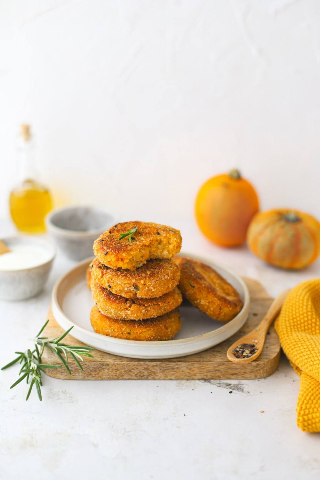 Medaglioni di zucca: usa fagioli e cipolle caramellate! Ecco il piatto di verdure ricco e&nbsp;avvolgente