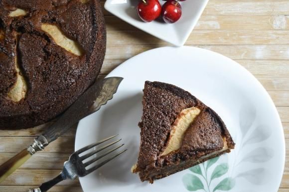 Torta di pere e cioccolato: niente burro e uova! Ecco la ricetta soffice, leggera e fatta in casa. Preparala&nbsp;subito