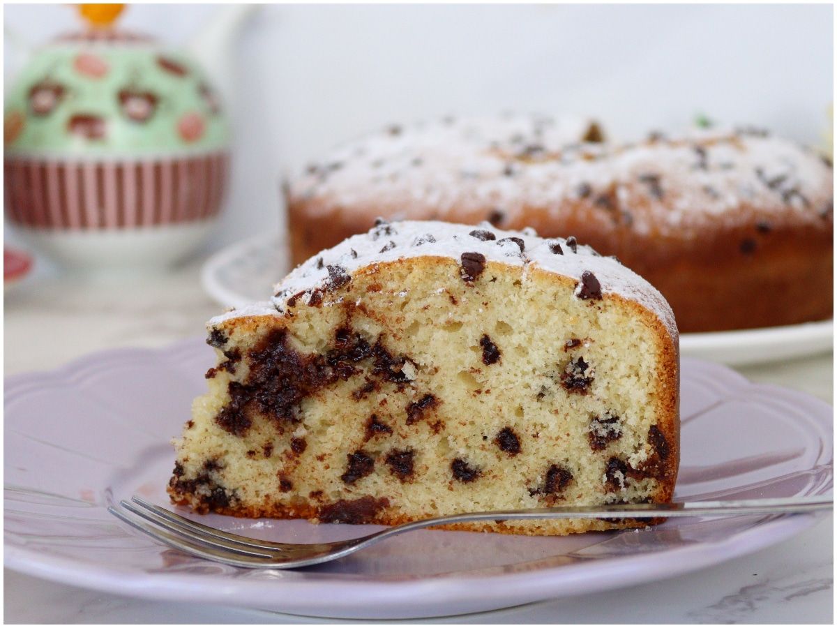 Torta con Gocce di Cioccolato: ecco come preparare l’impasto senza uova e senza burro in 5 minuti! È soffice e irresistibile