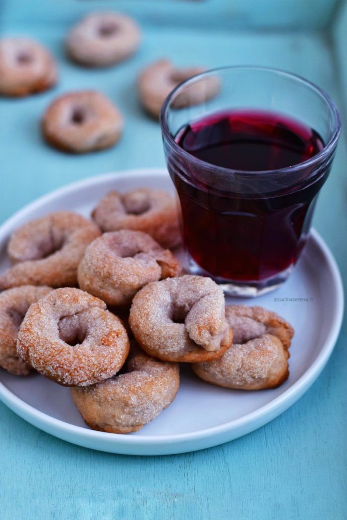 Ciambelline al vino: ecco la versione light senza uova e senza burro da fare subito! Scopri qui sotto la&nbsp;ricetta