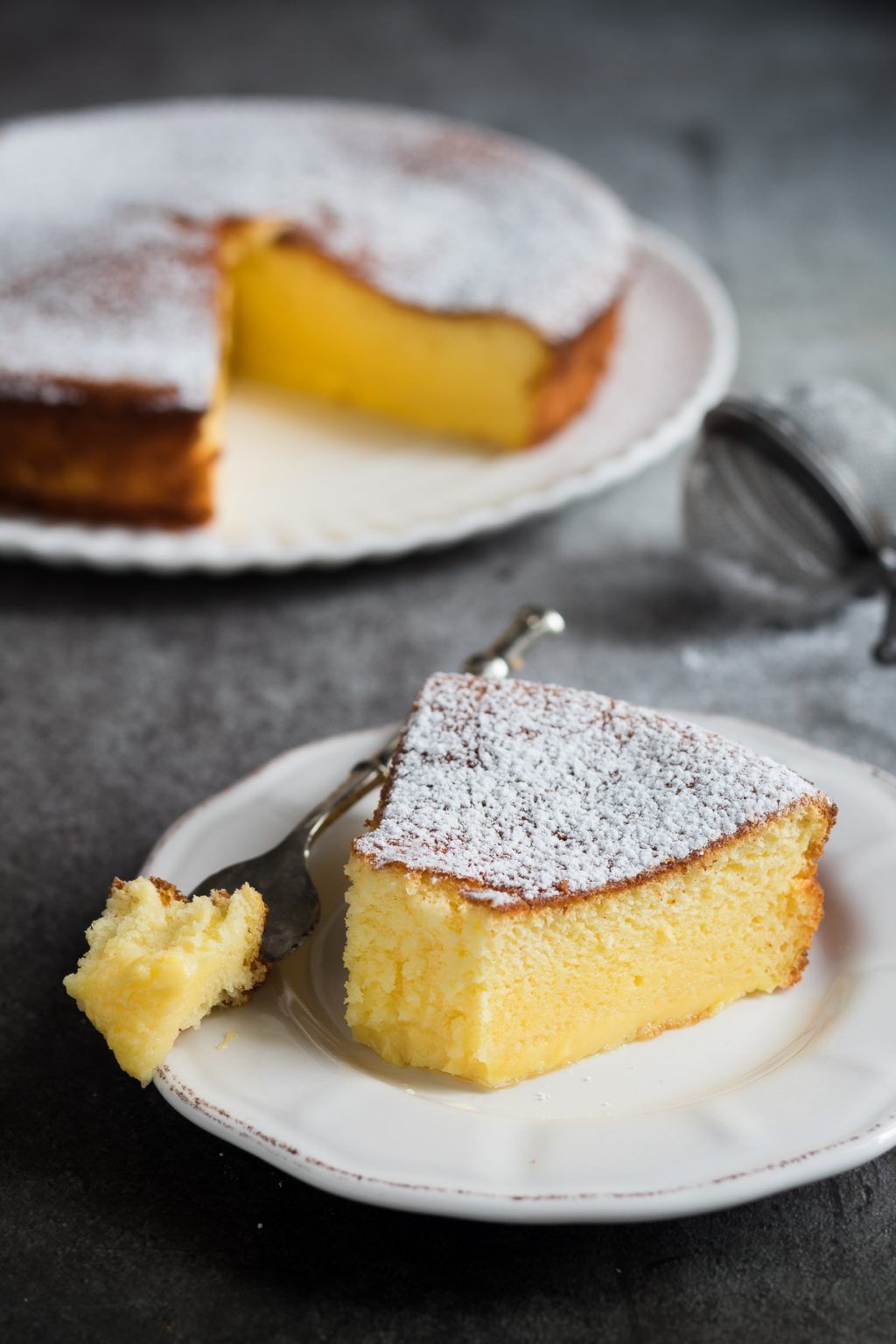 Torta allo Yogurt: scopri la ricetta senza uova e senza latticini! È leggerissima e soffice come una&nbsp;nuvola