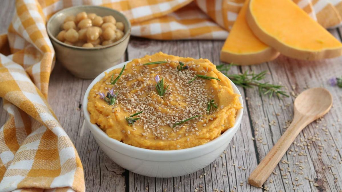 Hummus di Zucca: ecco la ricetta perfetta per accogliere l’autunno! In pochi minuti potrai creare una salsa cremosa, densa e irresistibile
