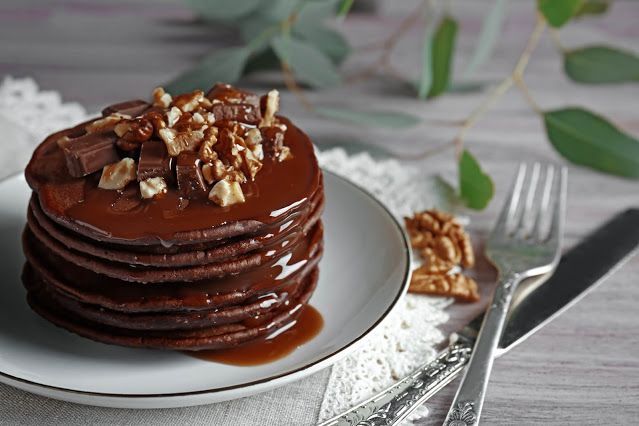 Pancake al cioccolato: con le nocciole sono irresistibili! Non userai nemmeno 1 uovo! Prova subito questa&nbsp;colazione
