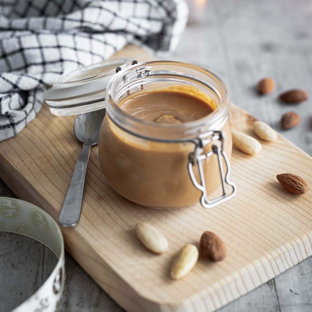 Crema di mandorle fatta in casa: ti serve solo 1 ingrediente! È perfetta per dolci e&nbsp;salati