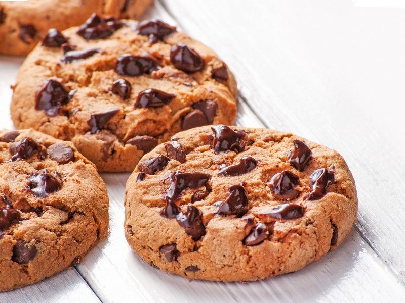 Biscotti con gocce di cioccolato: usa la farina di mandorle! Sono perfetti a Natale. Non ti servono nè uova nè latte