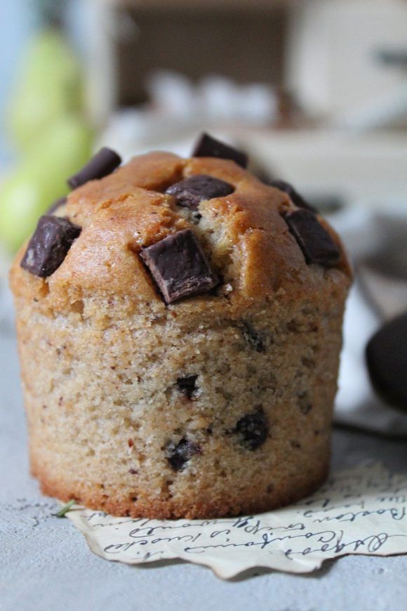 Tortini di pere e cioccolato super soffici: non serve burro e nemmeno 1 uovo! Scopri questi dolci dal cuore tenero, sono&nbsp;irresistibli