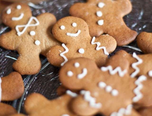 Biscotti light di Pan di Zenzero: niente uova e niente burro! Sono croccanti e speziati. Scopri la ricetta perfetta per le&nbsp;feste