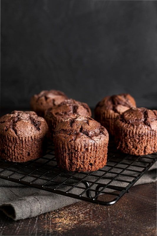 Muffin al cioccolato: sono più buoni dei brownies! Non servono nemmeno le uova e lo zucchero! Ecco come prepararli in 5&nbsp;minuti